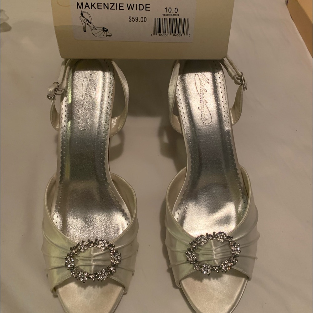 Michaelangelo ivory satin wedding shoes with rhinestone detail size 10w.